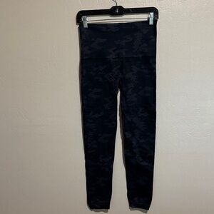 Spanx Black Camouflage Leggings size XL